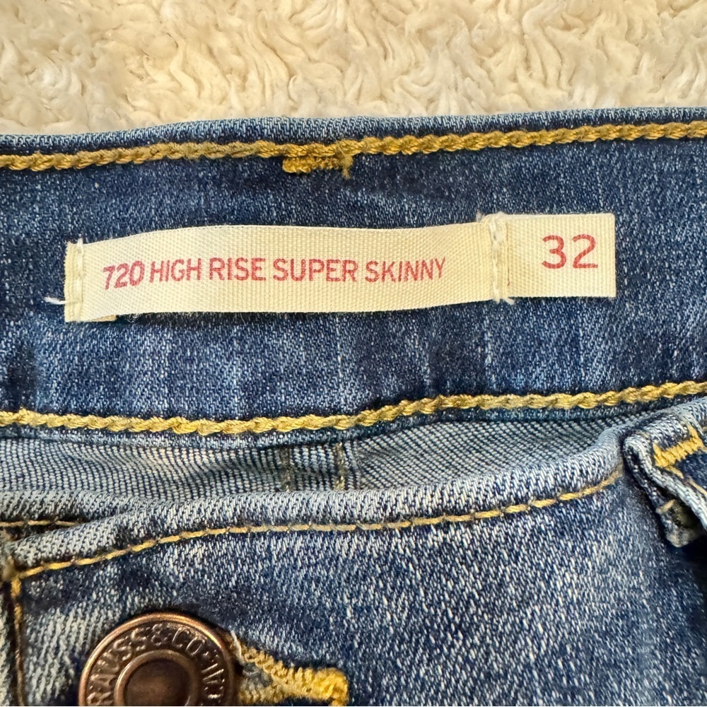 Women’s Levi Jeans - Picture 2 of 5